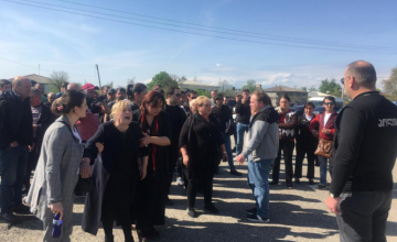 ზუგდიდში სამხარეო პოლიციასთან ხმაურია (ფოტო)