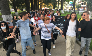 ზუგდიდელი ახალგაზრდები: ვემიჯნებით პოლიტიკურ აქციას, თუმცა ვრჩებით სარალიძის მხარდამჭერად