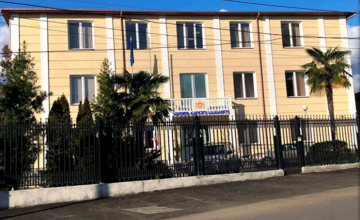 ხაიშში პოლიციელის ცემისთვის დაკავებულებს წინასწარი პატიმრობა შეეფარდათ