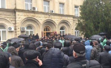 სოხუმში ოპოზიცია „პრეზიდენტის“ ადმინისტრაციაში შეჭრას ცდილობს 