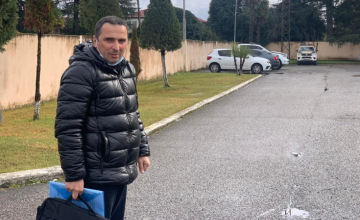 ქალის ცემაში ბრალდებული პოლიციელი დუმილის უფლებით სარგებლობს - ადვოკატი