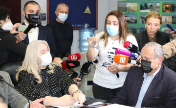 ზუგდიდის საკრებულოს სხდომაზე ენმ-ს წევრმა მირანდა მესხს ხელბორკილები გადასცა