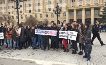 თბილისში გუკა ბაძაღუას საქმეზე სასამართლო პროცესი სოლიდარობის აქციის ფონზე იწყება
