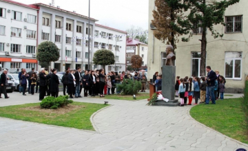 გოგებაშვილის ბიუსტის მიმდებარე ტერიტორიას დედა ენის სკვერი ეწოდა