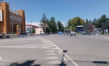 ზუგდიდში ცენტრალური გამზირი დილიდან ჩაკეტილია