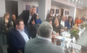 ზუგდიდის საკრებულო ოპოზიციონერმა დეპუტატებმა პროტესტის ნიშნად დატოვეს