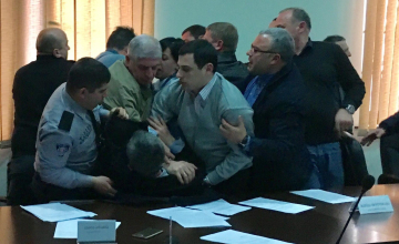 საკრებულოში ფიზიკურ დაპირისპირებაში მონაწილე დეპუტატი სამართალდამცავებმა დაკითხეს